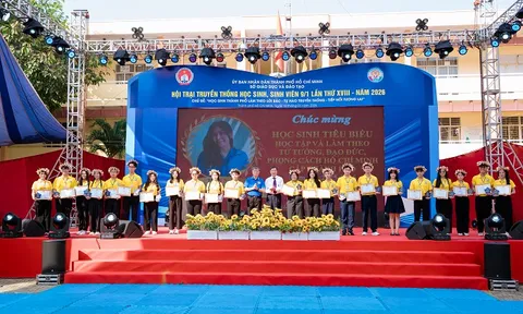 Trường ĐH Nguyễn Tất Thành trao tặng học bổng gần 1 tỷ đồng cho học sinh tiêu biểu TP. HCM năm 2025